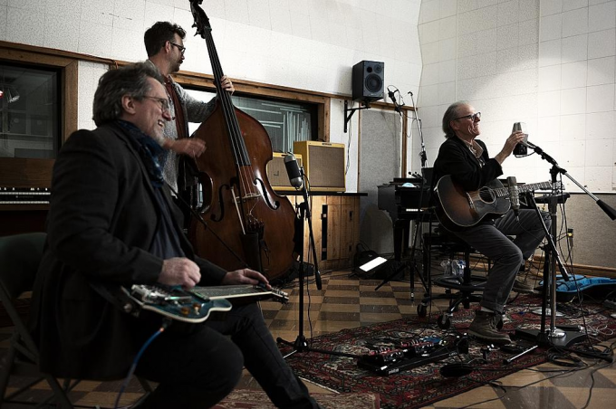 John Hiatt & Jerry Douglas at Knuckleheads